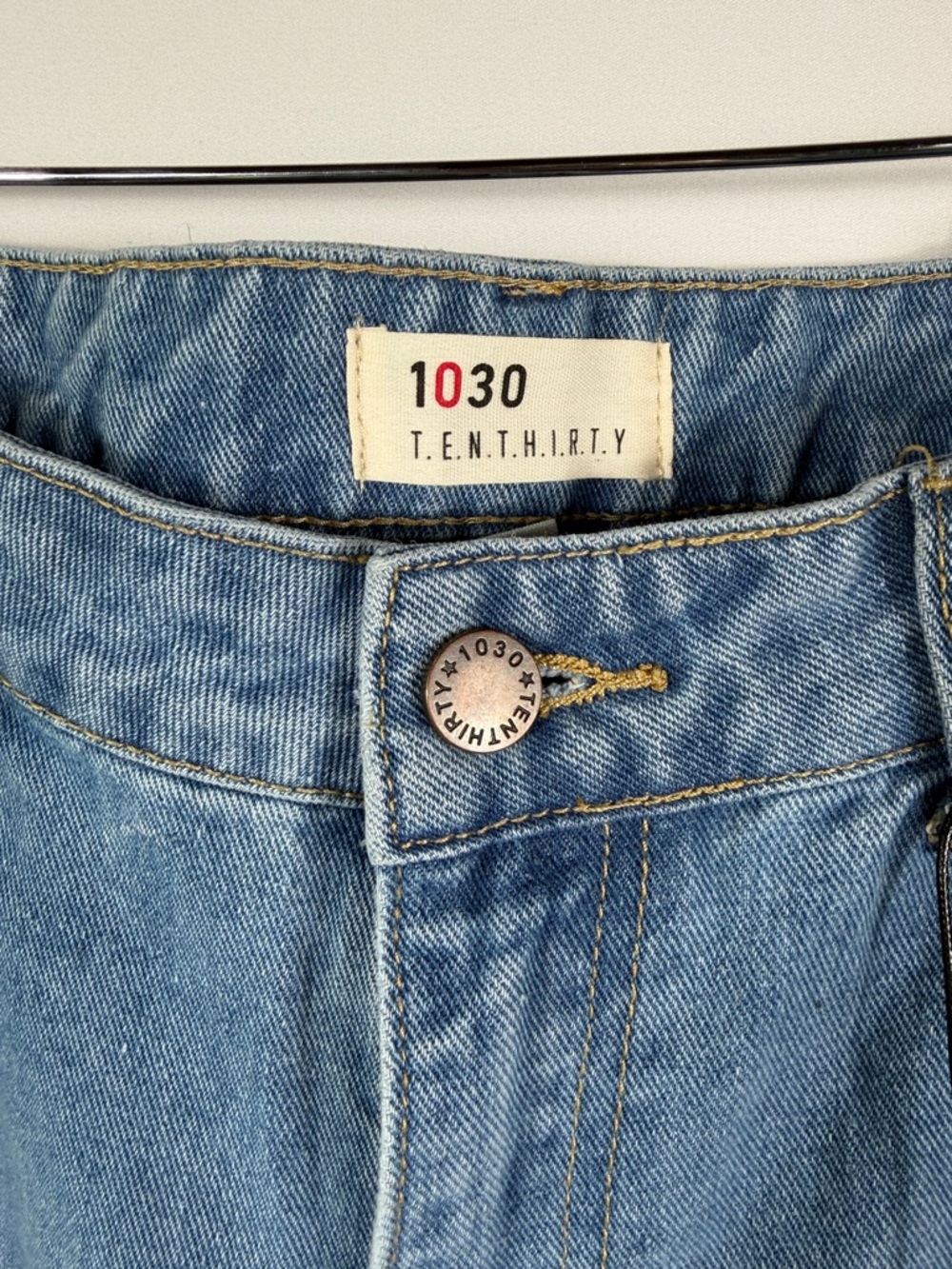 NWT Twist Relaxed Low RiseWide Leg Frayed Seam Jeans - Light Blue. Size 7 / 28 - Picture 2 of 9